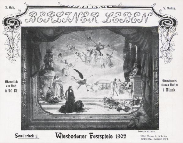 Schwarzes und weißes Foto einer Bühne von den 1902er Wiesbadener Festspielen mit Darstellern in traditioneller deutscher Tracht und einer jubelnden Menge im Hintergrund.