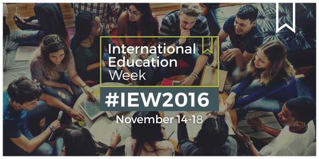 Gruppe von Menschen auf einer Couch sitzend, einige halten Bücher und Stifte, mit dem Text 'International Education Week IEW 2016', die sich scheinbar in ein Gespräch vertieft haben.
