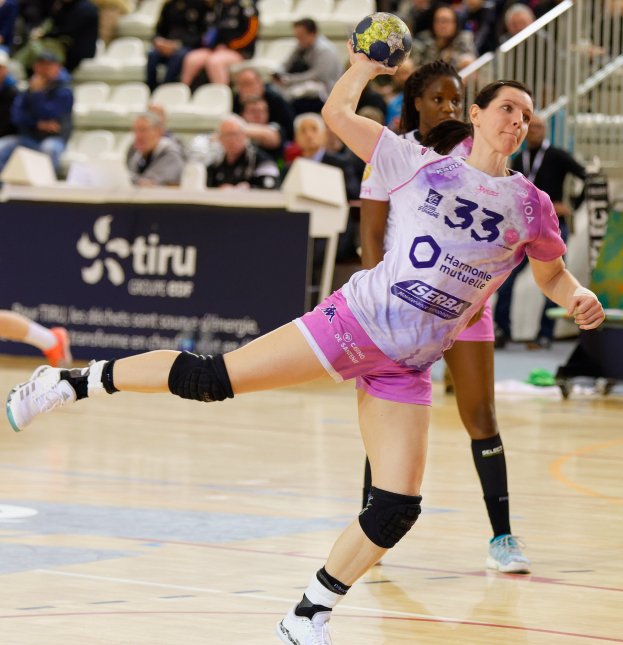 Eine Gruppe von Frauen, die Handball auf einem Feld während der Futsal-Weltmeisterschaft 2019 in Paris, Frankreich, spielen, mit Zuschauern und einer Anzeigetafel im Hintergrund.