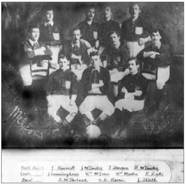 Schwarzes und weißes Foto einer Fußballmannschaft aus den 1920er Jahren, die in einem Halbkreis sitzt und steht, mit Text am unteren Rand, der wahrscheinlich den Namen der Mannschaft und das Jahr angibt.