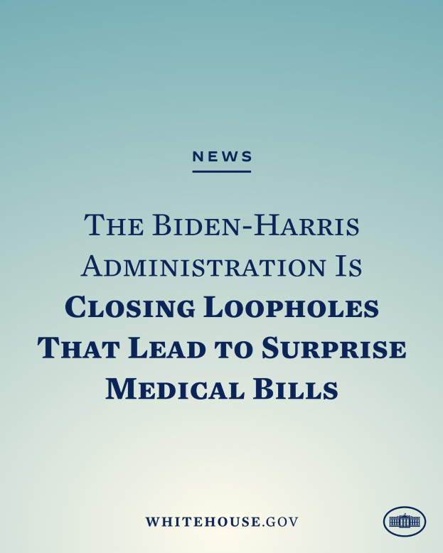 Plakat mit der überschrift "Die Biden-Harris-Regierung schließt Lücken, die zu überraschenden Arztkosten führen" mit einer Grafik einer Arztrechnung mit einem roten Kreuz, eingerahmt von einem schwarzen Rand auf einem weißen Hintergrund.