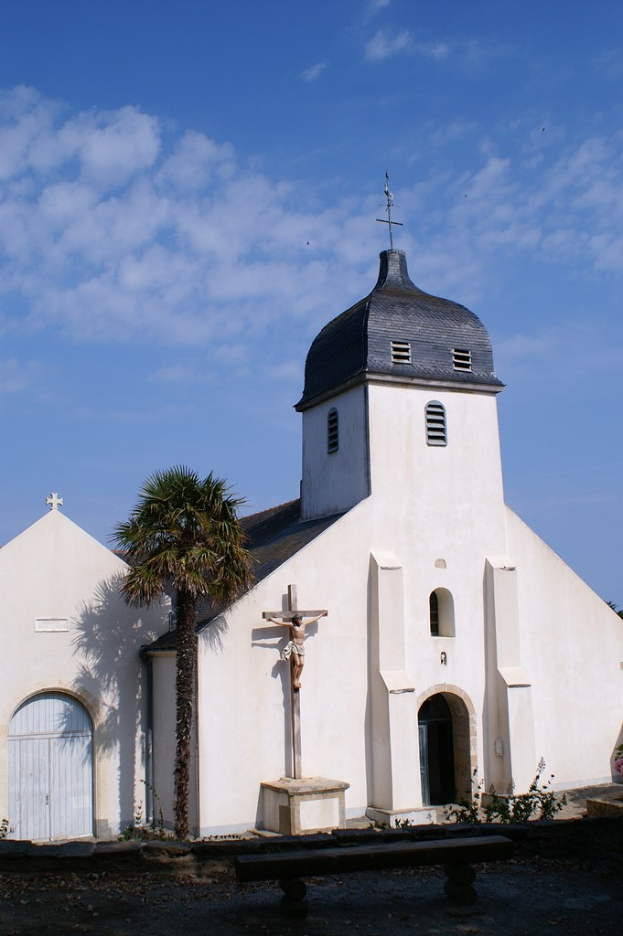 Eine Kirche ist prominent in der Mitte des Bildes zu sehen.