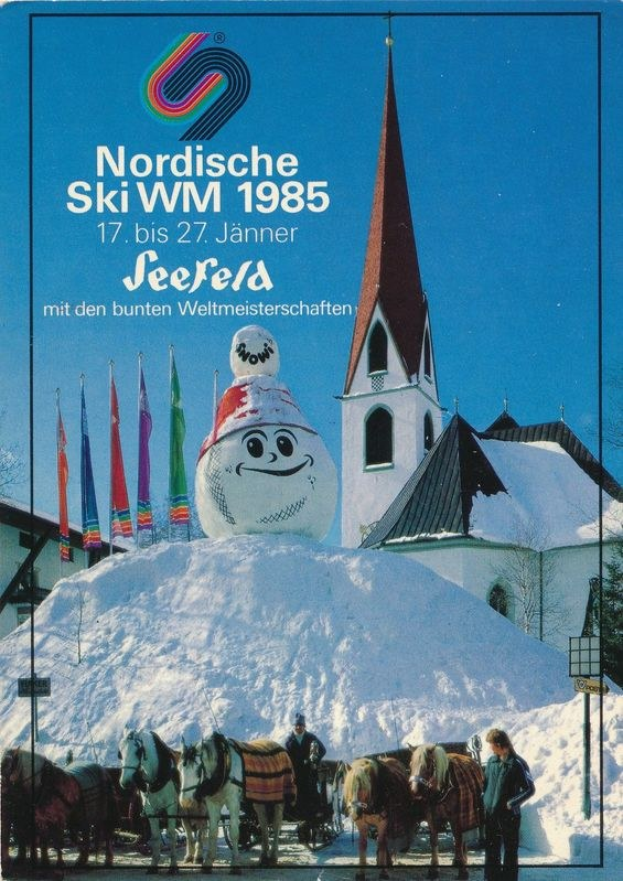 Plakat für die Nordischen Skiweltmeisterschaften 1985 in Seefeld, Schweiz, das eine schneebedeckte Landschaft mit Skifahrern, Fahnen, Gebäuden und Bäumen zeigt.