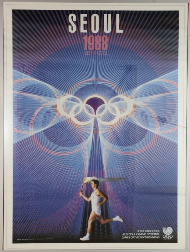 Plakat für die Olympischen Spiele 1988 in Seoul, Südkorea, das einen Läufer mit den Olympischen Ringen und dem Text "Olympische Spiele" oben zeigt.