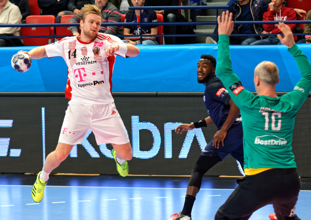 Eine Gruppe von Männern, die Handball auf einem Platz spielen, mit einem Ball in der Mitte der Aktion und Zuschauern im Hintergrund bei der Futsal-Weltmeisterschaft 2019, die Bayern München gegen Paris Saint-Germain schauen.