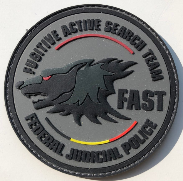 Weißer Hintergrund mit einem schwarzen kreisförmigen Logo, das ein weißes "F" enthält und zentrierter schwarzer Text, der "Fugitive Active Search Team Fast Federal Judicial Police" liest.