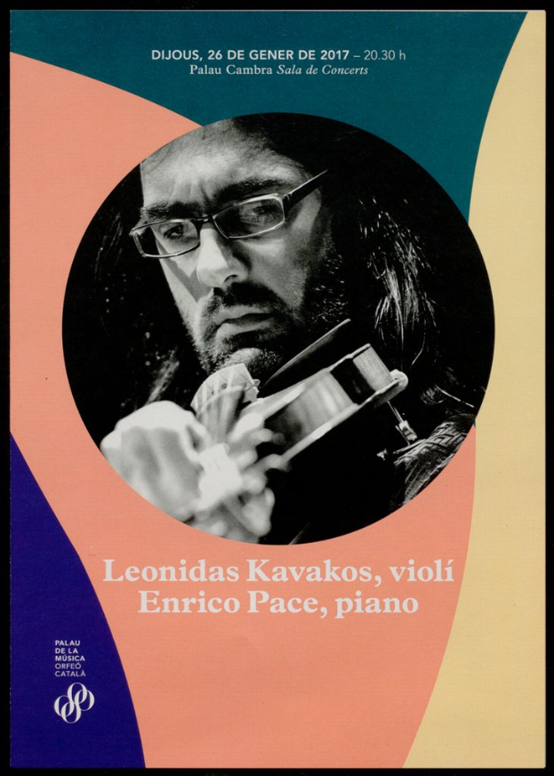 Ein Plakat, das den Geiger Leonidas Kavakos beim Klavierspielen zeigt, mit Text, der den Kuenstler und seine Arbeit beschreibt.