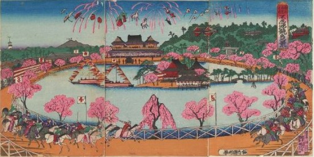 Japanisches Holzschnittbild von Utagawa Kunisada Toyokuni III/Kuniyoshi III aus der Serie Fifty-Three Stations of the Tokaido River, das Kirschblüten in voller Blüte zeigt mit Menschen, Bäumen, Gebäuden und Fahnen im Vordergrund unter einem Himmel, mit Text unten.