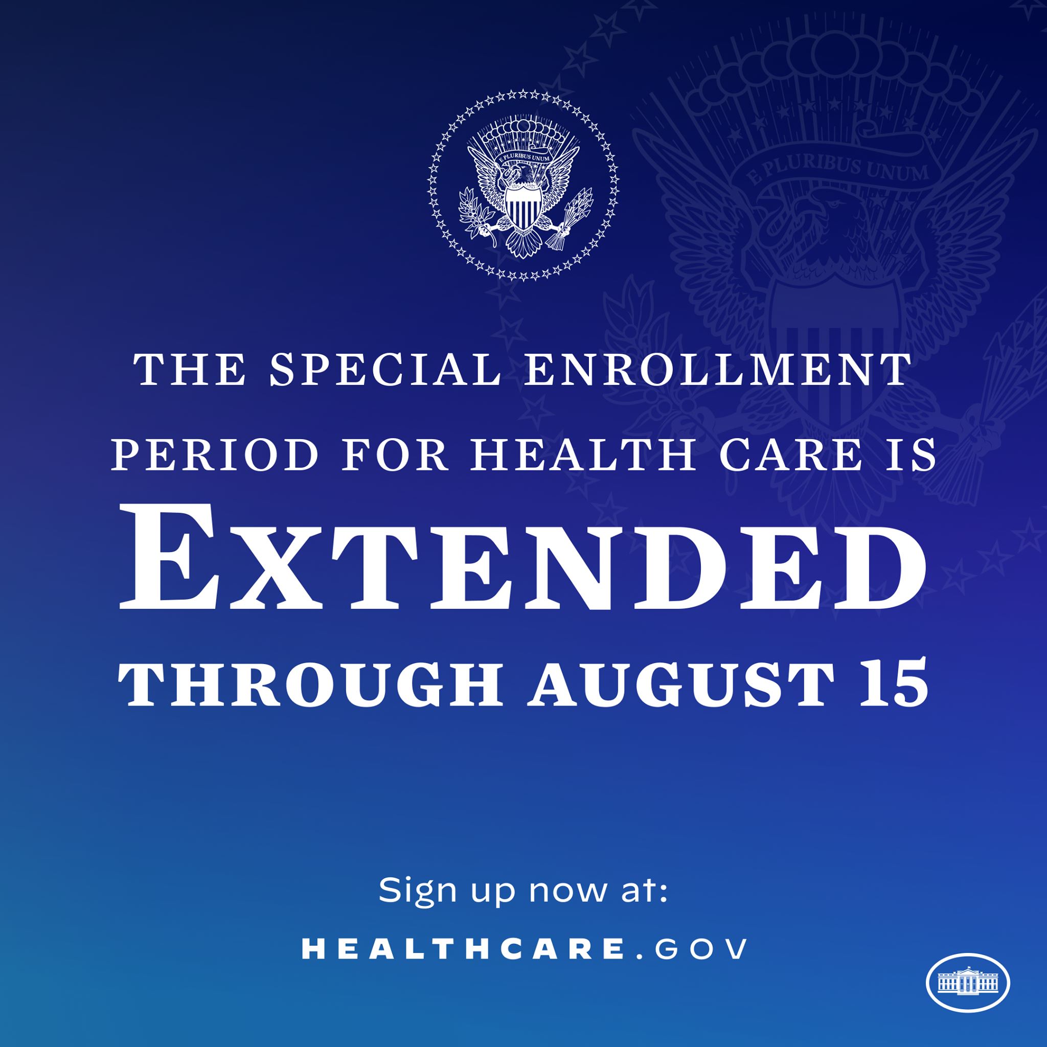 Ein Plakat mit Text und Logo, auf dem steht: "Die Sonderanmeldephase für die Gesundheitsversorgung wird bis zum 15. August verlängert."