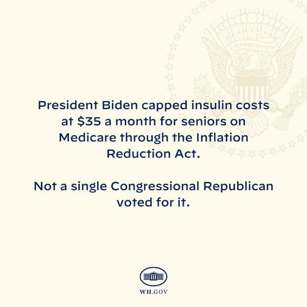 Plakat mit dem Text "Präsident Biden beschränkte die Kosten für Insulin auf 35 Dollar pro Monat für Senioren mit Medicare durch das Inflation Reduction Act" und einem Logo darüber.