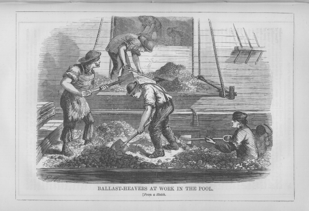 Schwarzes und weißes Foto von Menschen in einem Pool bei der Arbeit, einige halten Schaufeln, mit Text unten: "Ballast-Heavens bei der Arbeit im Pool."