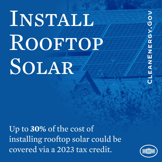 Plakat, das eine 2023-Steuergutschrift von bis zu 30 % für die Kosten einer Dachsolaranlage ankündigt, mit Bäumen und einem Gebäude mit Solarpaneelen im Hintergrund.
