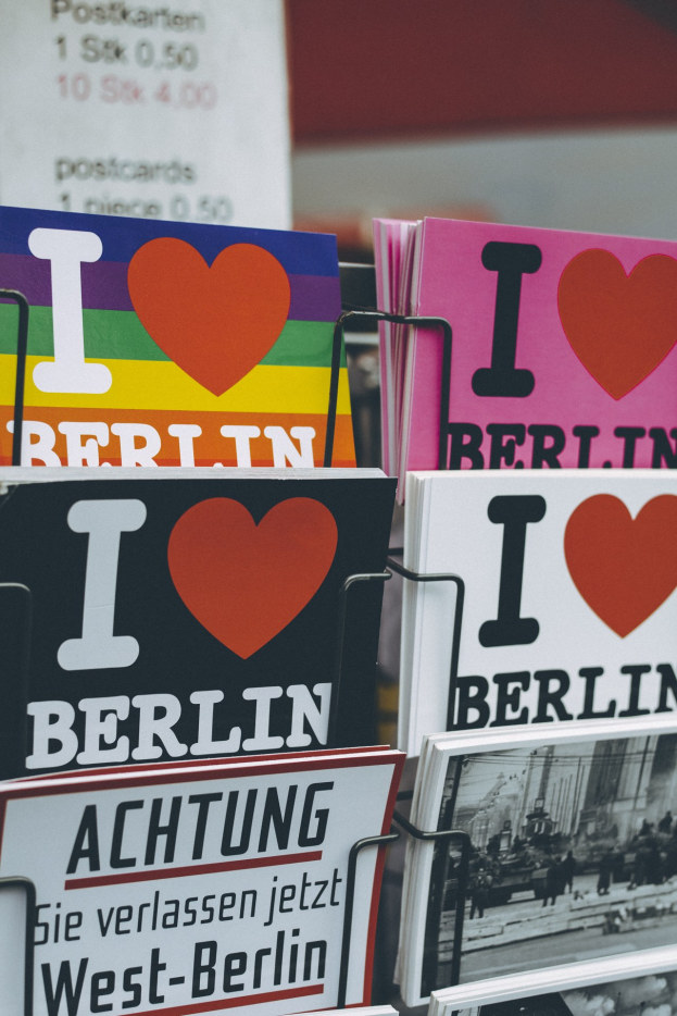 Ein Displayständer mit Büchern und Postern mit der Aufschrift "Ich liebe Berlin", vor einem sanft unscharfen Hintergrund.