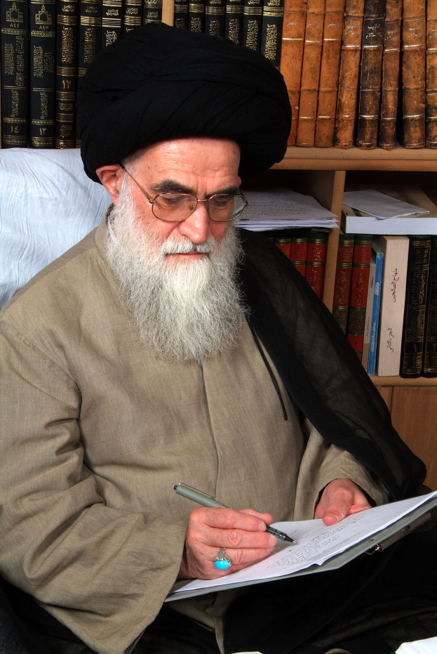 Ayatollah Ali Khamenei, der Oberste Führer von Iran, sitzt an einem Schreibtisch und schreibt mit einem Stift auf ein Blatt Papier, während ein Bücherregal voller Bücher im Hintergrund zu sehen ist.