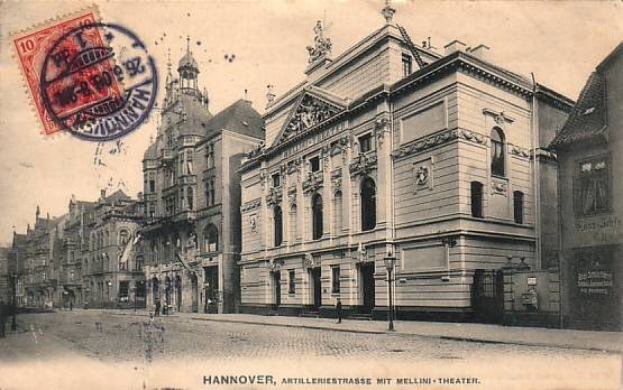 Alte Ansichtskarte von Hannover, Deutschland, die eine Stadtstraße mit Gebäuden, Straßenlaternen, Lichtern, Fußgängern und einem Himmel zeigt, mit Text und einer Briefmarke unten.