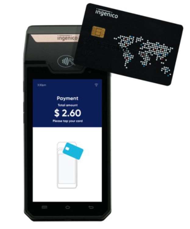 Ein Mobiltelefon neben einer Kreditkarte, das ein Ingenico-Mobilzahlungssystem darstellt.