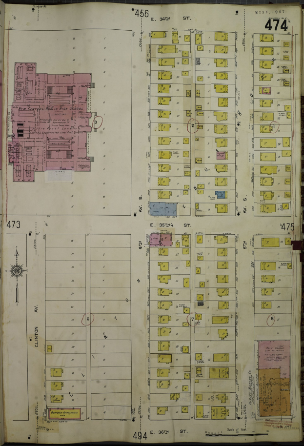 Offenes Buch mit detaillierter Stadtkarte, das als umfassender Plan des Gebiets dient.