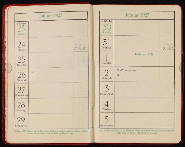 Offenes deutsches Tagebuch von 1927 mit Kalender oben, gegen dunklen Hintergrund gestellt.