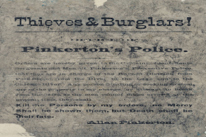 Ein Plakat mit fetter schwarzer Schrift, auf dem "Diebe & Einbrecher Pinkertons Polizei" steht, auf einem weißen Hintergrund, umrandet von einem schmalen schwarzen Rand.