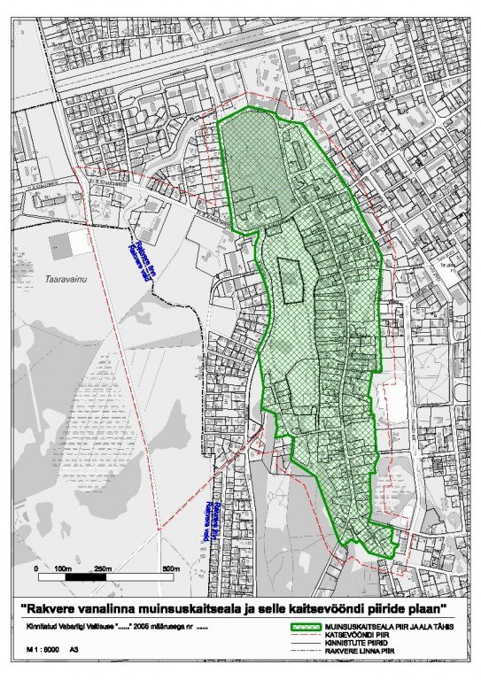 Ein Plakat mit einer Stadtkarte, auf der ein grüner zentraler Bereich hervorgehoben ist, begleitet von Text, der Straßen, Parks und Sehenswürdigkeiten beschreibt.