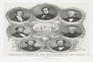 Schwarzes und weißes Foto von formell gekleideten Männern, die vor einem Gebäude posieren, mit Text unten, der sie als das Medizinische Fakultät der Universität New York und die Gründer ihrer Medizinischen Abteilung identifiziert.