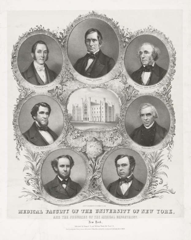 Schwarzes und weißes Foto von formell gekleideten Männern, die vor einem Gebäude posieren, mit Text unten, der sie als das Medizinische Fakultät der Universität New York und die Gründer ihrer Medizinischen Abteilung identifiziert.