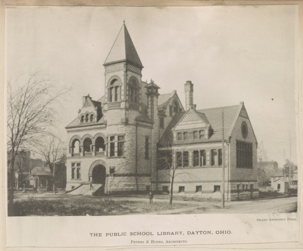 Schwarzes und weißes Foto eines öffentlichen Schulbibliothekgebäudes in Dayton, Ohio, mit Fenstern, Bäumen und Himmel im Hintergrund, das eine Beschriftung am unteren Rand enthält.