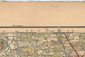 Ein detaillierter alter Stadtplan von Würzburg, Deutschland, mit Straßen, Gebäuden, Sehenswürdigkeiten und einer roten Linie, die hindurchführt, sowie Texten, die Informationen über die Bevölkerung, Straßen und Sehenswürdigkeiten bereitstellen.