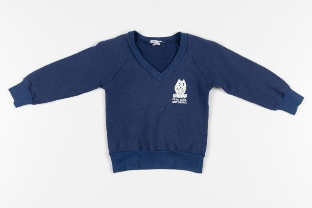 Ein marineblauer Sweatshirt mit einem weißen Logo auf einem weißen Hintergrund.