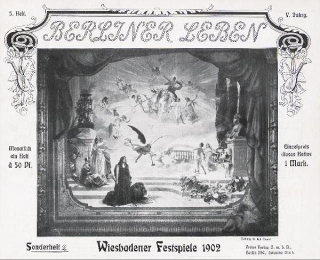 Schwarzes und weißes Foto einer Bühne von den 1902er Wiesbadener Festspielen, mit Darstellern in traditioneller deutscher Tracht und einem applaudierenden Publikum im Hintergrund.