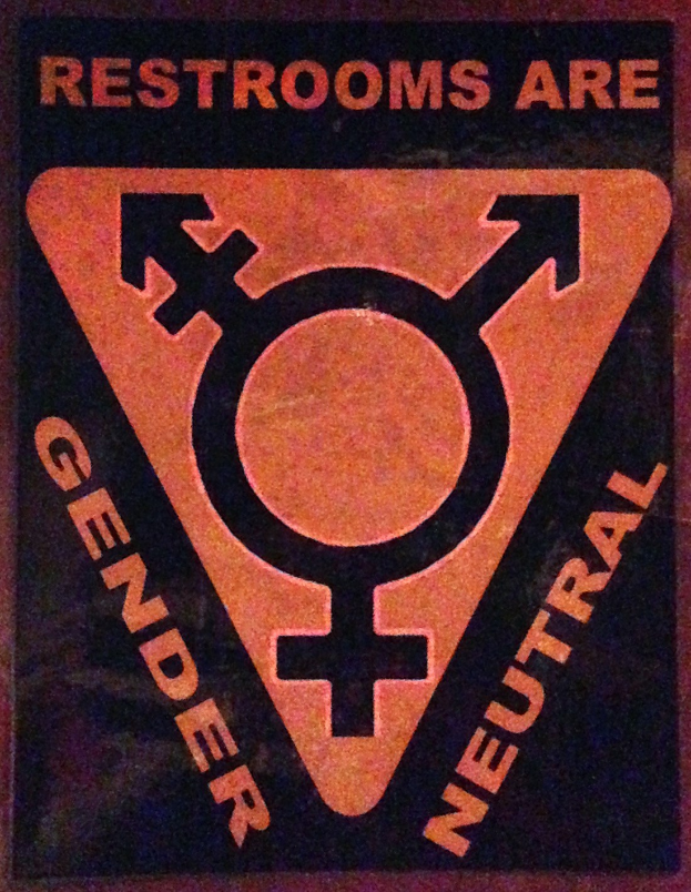Plakat mit schwarzem Text auf weißem Hintergrund, auf dem steht: "Toiletten sind geschlechtsneutral", das die Geschlechterneutralität in Toiletten hervorhebt.