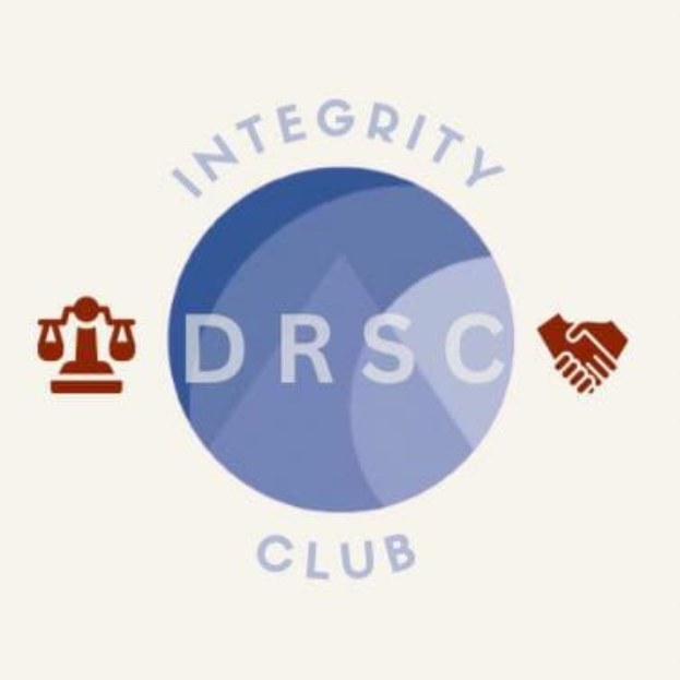Logo des Integrity Club mit einem blauen Kreis mit weißer Schrift, einer Waage auf der linken Seite und zwei Händen, die sich auf der rechten Seite schütteln.