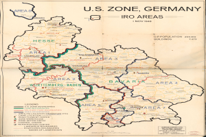 Eine Karte der US-Zone in Deutschland während des Zweiten Weltkriegs, mit Städten, Dörfern und geografischen Merkmalen in fetter Schrift und primarily in blauen und grünen Tönen, mit gelben und roten Akzenten.