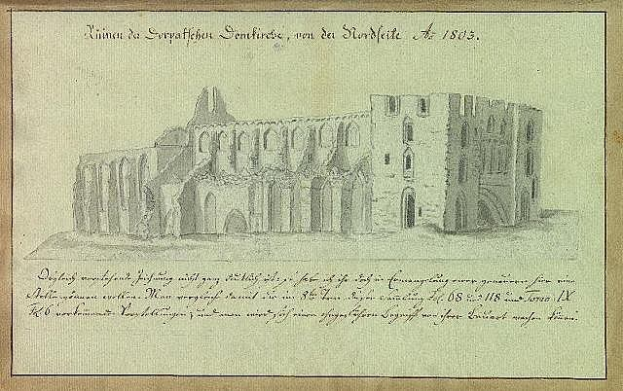 Ein detailliertes Skizze einer ruinösen Kirche in Deutschland, umgeben von Grün, zusammen mit einem Papier mit Text und zusätzlichen architektonischen Details.