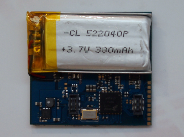 Nahaufnahme einer Handybatterie mit gedrucktem Text auf einer weißen Oberfläche auf einer Leiterplatte.