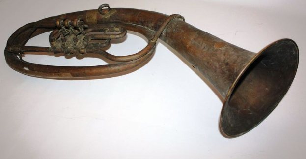 Altes Messinghorn mit glänzendem Finish, gebogener Hals und aufgeblähtem Trichter, mit detaillierten Gravuren auf einem weißen Hintergrund.