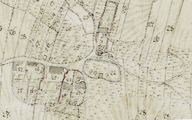 Detailierte alte Stadtkarte mit nummerierten Gebäuden, Straßen und Text, der eine geplante Entwicklung am unteren Rand anzeigt.