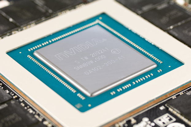 Nahaufnahme eines Quad-Core-Computerprozessors auf einer Mainboard, mit sichtbarem Text auf dem Chip.