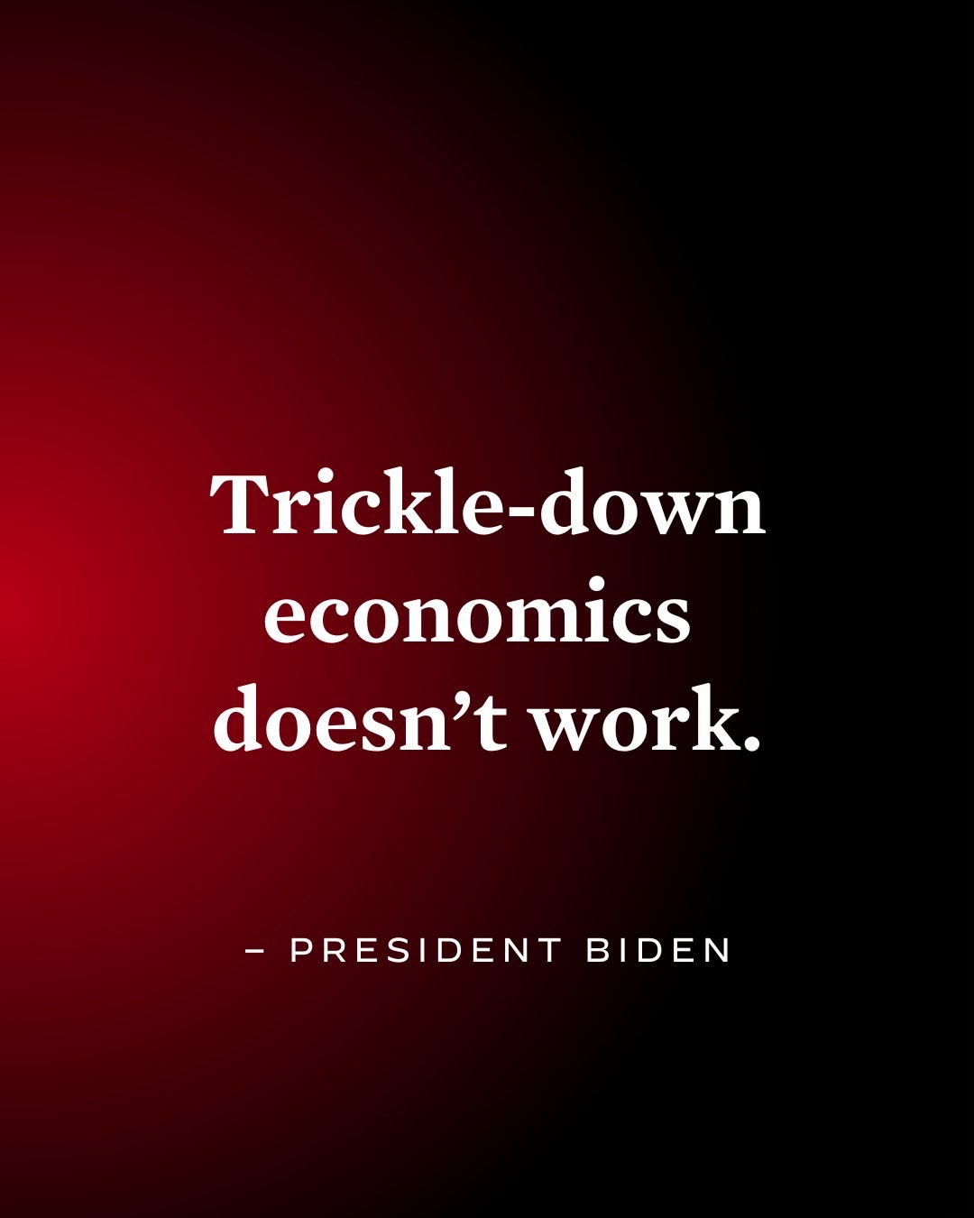 Plakat mit fettem schwarzem Text "Trickle-Down Economics Works Not" auf einem weißen Hintergrund, umrandet von einem schmalen schwarzen Rand, mit einem Zitat von Präsident Biden.