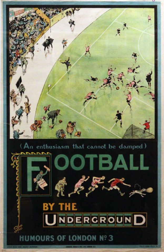 Plakat an einer Wand, das Zuschauer bei einem Fußballspiel in einem Stadion zeigt, mit dem Text "Fußball von der U-Bahn - Londoner Humor Nr. 3" über der Szene.
