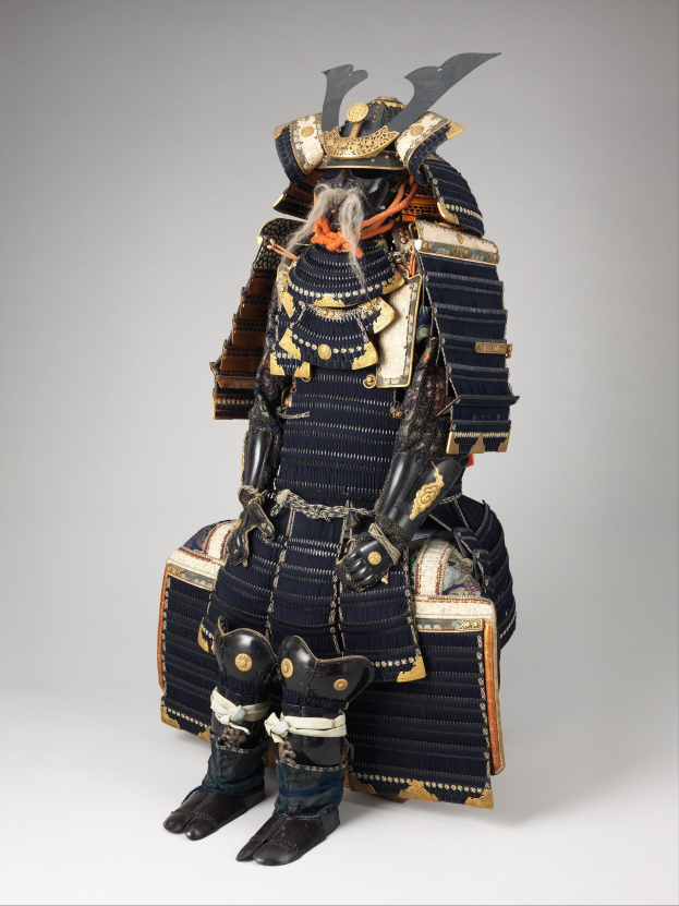 Ein japanischer Samurai in voller, kunstvoll gestalteter Rüstung und Helm, der eine gebogene, scharfe Klinge hält, steht vor einem weißen Hintergrund.