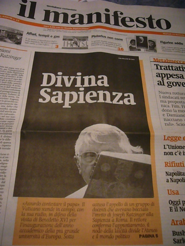 Zeitung mit sichtbarem Text in der Mitte.