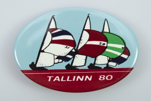 Der lettische MEP Kols überreichte Kaja Kallas ein Aufkleber mit einem "Baltic Chihuahua" vor dem Hintergrund der Flaggen der baltischen Länder