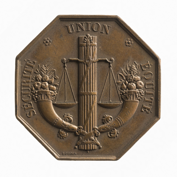 Bronzemedaille mit der Aufschrift "Securite Union Equite" auf weißem Hintergrund.