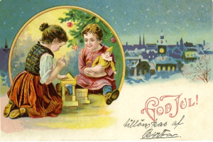 Altmodische Weihnachtskarte mit zwei spielenden Kindern, einem mit einer Puppe und dem anderen sitzend auf dem Boden, mit Gebäuden, einem Baum und einem sternenklaren Himmel im Hintergrund und Text auf der rechten Seite.