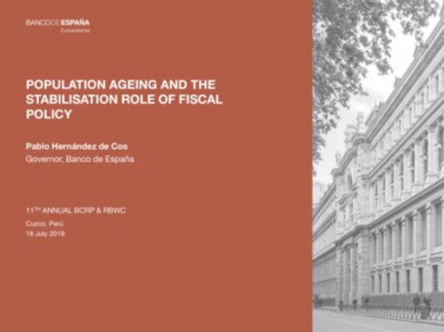 Schwarzes und weißes Bild eines Gebäudes auf der rechten Seite mit Fußgängern auf der Straße davor und Text auf der linken Seite, der "Alterung der Bevölkerung und die Stabilisierungsrolle der Fiskalpolitik" liest.