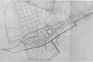 Ein Schwarz-Weiß-Detailstadtplan mit Straßen, Gebäuden und anderen Merkmalen sowie Textanmerkungen.