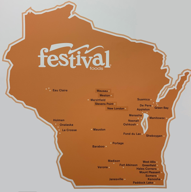 Ein lebendiges Plakat einer Wisconsin-Karte voller farbenfroher Lebensmittel, beschriftet mit "Festival Foods."