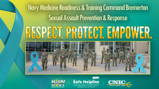 Ein Plakat mit einer Gruppe uniformierter Personen vor einem Gebäude, auf dem steht: "Navy Medicine Readiness & Training Command Bremerton: Sexual Assault Prevention & Response - Respect, Protect, Empower".