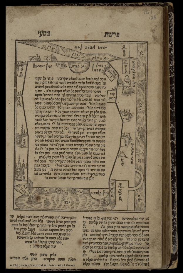 Offenes Buch mit hebräischer Schrift und beschrifteten Landmarken von Jerusalem vor schwarzem Hintergrund.